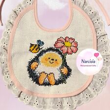 Bavaglino con ricamo a punto