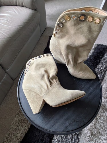 Stivaletti scamosciati beige