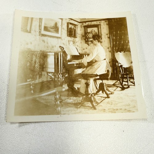 Donna che suona pianoforte - che,