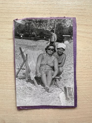 Foto spiaggia donna grassa