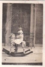 Giochi: bambino sul cavalluccio a dondolo, piccola foto