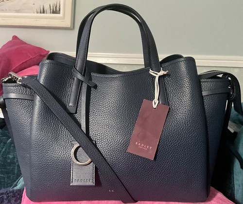 Borsa nuova con etichette