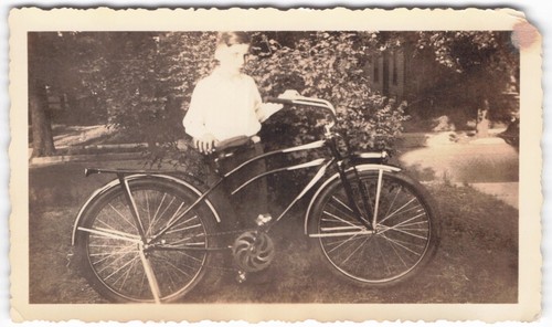 Bicicletta giovane ragazzo