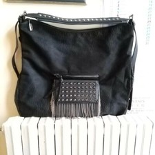 borsa nera con tasca borchiata