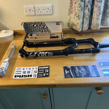 Rockshox Lyrik Ultimate 29” 160 mm corsa. Aggiornato con bobina a molla Push ACS3.