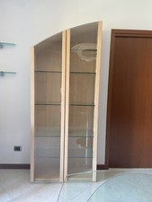 Vetrina a 2 ante curve modello Fusion in rovere sbiancato e mensole in vetro