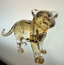 Statuina cucciolo di tigre in