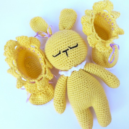 Pupazzetto scarpette fatte a - e,