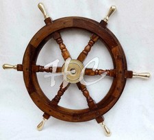 Antico casco in legno fatto a