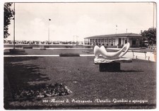 P02443 - CARTOLINA MARINA DI PIETRASANTA - VERSILIA - GIARDINI E SPIAGGIA - g/vg