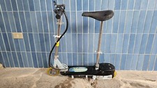 Monopattino elettrico con sedile richiudibile.