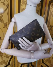 Louis Vuitton pochette con