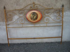 TESTATA FERRO LETTO MATRIMONIALE MEDAGLIONE CON FIGURE RICCIOLI E POMELLI OTTONE