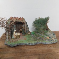 Diorama capanna con albero