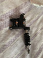 1 macchinetta per tatuaggi,con tutto il necessario (tutto ciò che ce in foto)