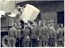 Ottobre 1953 TRIESTE Forze angloamericane caricano mobili per la partenza *Foto