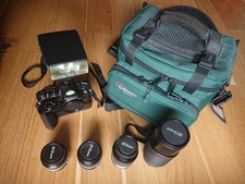 Nikon FE con 4 obiettivi (tra