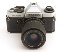 Yashica FX-D SE Quartz con obiettivo Yashica MC Zoom 3,5-4,5/35-70 mm