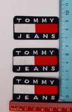 Nr. 3 Toppe Patch Tommy Jeans termoadesive, lo sfondo è blu scuro.