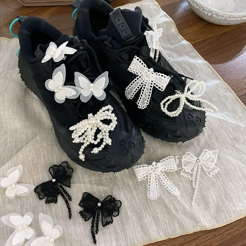 Scarpe con fiocchi - con, di