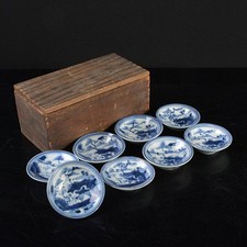 Set di otto piccoli piatti