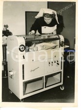 1955 LONDON Nursing Conference - Elizabeth ARKIESON with "Oxygenaire" incubator
