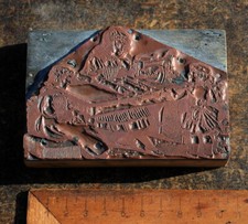 Donna con macchina da cucire