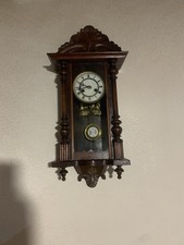 Antico orologio a pendolo da