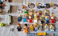 LEGO lotto 18 minifigures con accessori, Babbo Natale,veicoli ecc