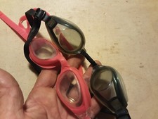 2 OCCHIALINI DA PISCINA NUOTO COSI COME IN FOTO