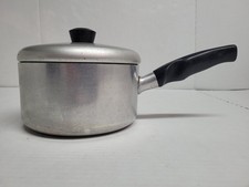 Vecchia pentola casseruola con