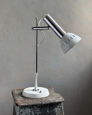 Lampada da tavolo in metallo