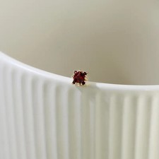 Splendido orecchino a perno piccolo placcato oro giallo 14 kt taglio tondo 2 ct granato simulato