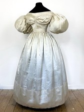 Antico abito da sposa in seta