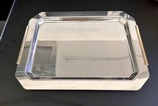 Elegante vassoio in acciaio inox con manici dorati, design raffinato