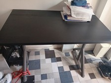 scrivania per pc corredata da poltrona ergonomica