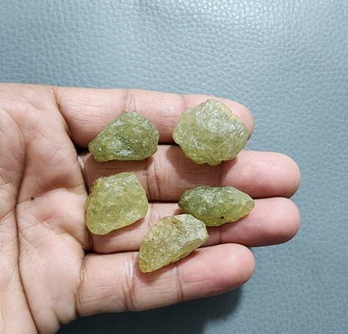 Pietra grezza granato verde