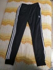 pantaloni adidas,vestiti adidas,colore nero con strisce in bianco come nuovo
