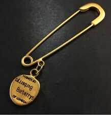 Spilla Vintage Burberry's dorata con charm "Of London" - Iconica ed Elegante