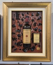 Quadro con bottiglia rotta