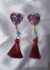 Orecchini artigianali in resina Cuori e nappine