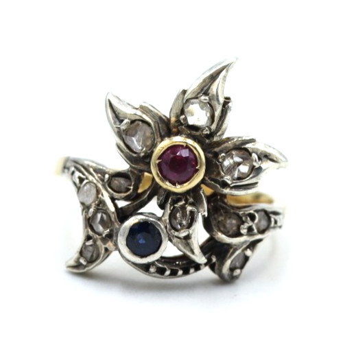 Anello antico con - rosette, di