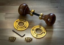 Pomello per porta in legno e