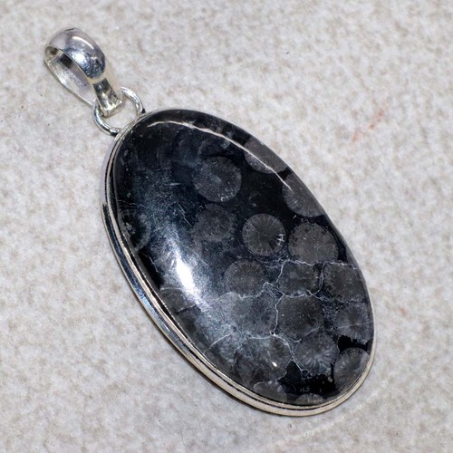 Ciondolo corallo fossile nero