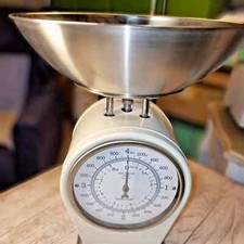 Bilancia Meccanica da Cucina Nostalgia - Fino a 4 kg - 25 cm x 25 cm x 30 cm (h)