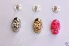 Borchie sfuse in resina a teschio con rivetto argento/oro/fluo fuxia12x7,5mm