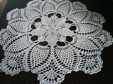 Tovaglia grigia all'uncinetto