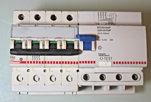 Interruttore magnetotermico - , +