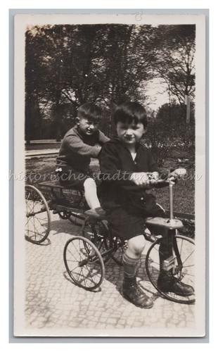 Ragazzi con tricicli - 2,