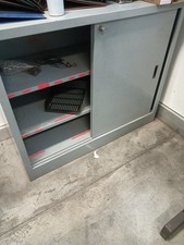 armadio da ufficio in metallo con ante scorrevoli